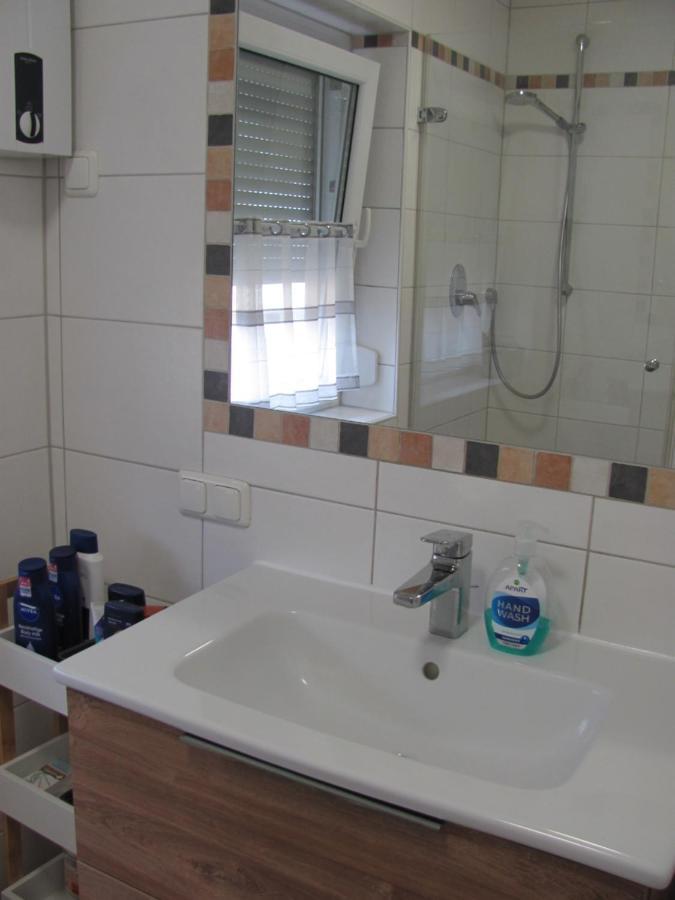 #1Gemuetliches Ruhiges Sonniges Balkonzimmer Mit Gemeinschaftsbad W-Lan Airport Nah Late Night Check In Haus Nr 9,5 Trunkelsberg Luaran gambar